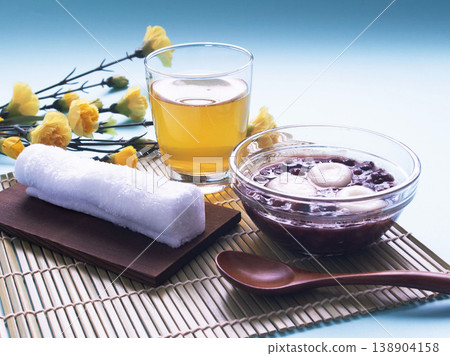Chilled mochi rice cake zenzai and barley tea (cold dessert) 138904158