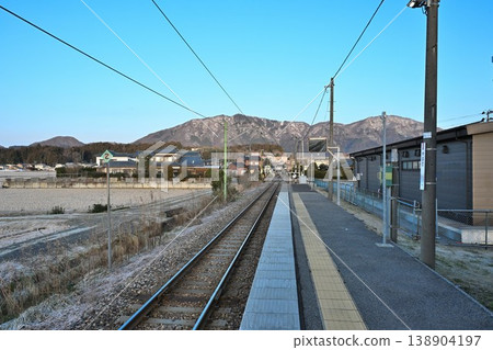 The Yahiko Line tracks and mountain range extending from the platform of Yahagi Station (Yahiko Village, Niigata Prefecture) The Yahiko Line tracks and mountain range extending from the platform of Yahagi Station (Yahiko Village, Niigata Prefecture) 138904197