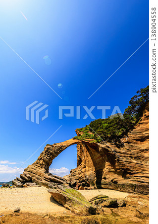 The arch-shaped rock formations of "Senza no Iwaya" on Tanegashima Island, Kagoshima Prefecture. The arch-shaped rock formations of "Senza no Iwaya" on Tanegashima Island, Kagoshima Prefecture. 138904558