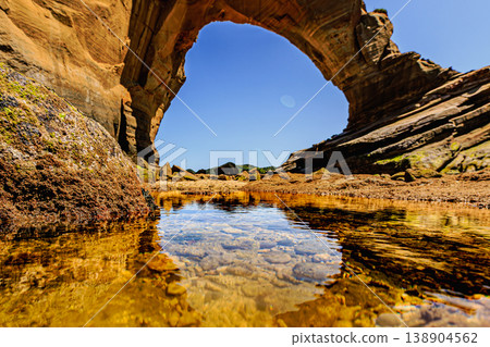The iconic arch rock of Senza-no-Iwaya and the coastal scenery The iconic arch rock of Senza-no-Iwaya and the coastal scenery 138904562