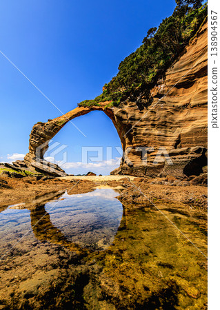 The arch rock formation of Senza-no-Iwaya, a scenic spot on Tanegashima Island. 138904567