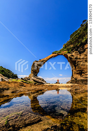 退潮時露出的千座岩屋拱形岩石，以及大海的倒影。 138904570