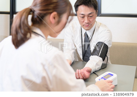 一位男性商務人士正在測量血壓。 138904979
