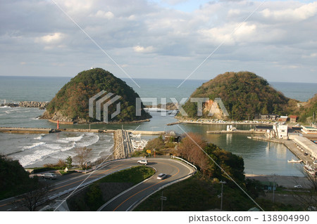 從山陰海岸地質公園的七坂八棘展望台可以欣賞到伊久美海岸的壯麗景色。 從山陰海岸地質公園的七坂八棘展望台可以欣賞到伊久美海岸的壯麗景色。 138904990