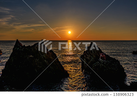 從種子島可以欣賞到小樽龍岩和冥龍岩的壯麗景色以及日落美景。 從種子島可以欣賞到小樽龍岩和冥龍岩的壯麗景色以及日落美景。 138906323