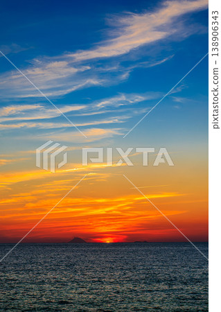 A crimson sunset sinking into the Pacific Ocean (Tanegashima Island) 138906343