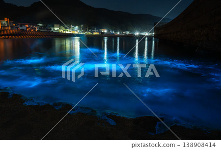 藍色的波浪拍打著港口 藍色的波浪拍打著港口 138908414