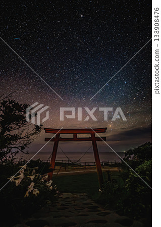 繁星點點的夜晚，一顆流星劃過禦崎神社的鳥居（種子島） 138908476