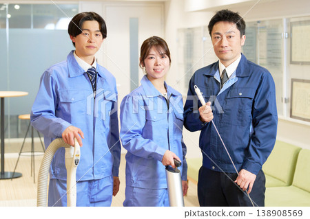 男女專業樓宇維護人員合影。 138908569