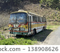 山裡停著一輛廢棄的汽車 138908626