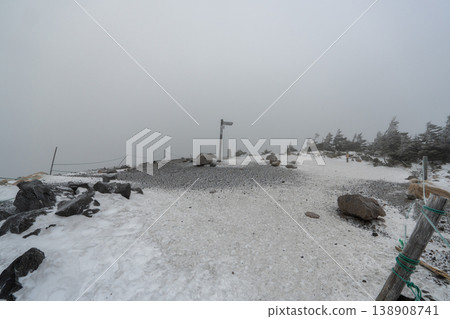 白雪皚皚的八岳和北小岳 白雪皚皚的八岳和北小岳 138908741