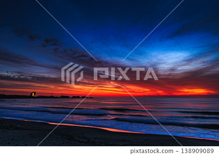 竹崎海灘和種子島宇宙中心的景色沐浴在晨光中。 竹崎海灘和種子島宇宙中心的景色沐浴在晨光中。 138909089