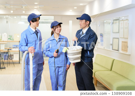 樓宇維護工人正在開會 樓宇維護工人正在開會 138909108