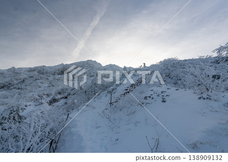 Snow-covered Yatsugatake Mountains, Akadake Snow-covered Yatsugatake Mountains, Akadake 138909132