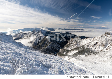 白雪皚皚的八嶽山脈，赤岳 138909181