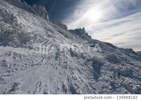 白雪皚皚的八嶽山脈，赤岳 138909182