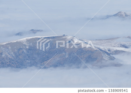 從八岳眺望白雪皚皚的山脈。 從八岳眺望白雪皚皚的山脈。 138909541