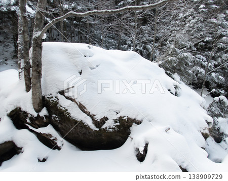 白雪皚皚的八嶽山脈，赤岳 138909729