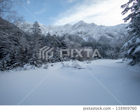白雪皚皚的八嶽山脈，赤岳 138909760