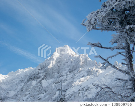 白雪皚皚的八嶽山脈，赤岳 138909796