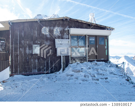 白雪皚皚的八嶽山脈，赤岳 138910017