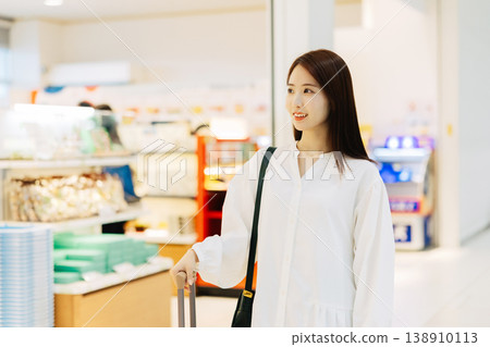 A woman looking at souvenirs at the airport. (Photo courtesy of Kansai International Airport (KIX)) A woman looking at souvenirs at the airport. (Photo courtesy of Kansai International Airport (KIX)) 138910113