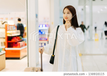 A woman looking at souvenirs at the airport. (Photo courtesy of Kansai International Airport (KIX)) 138910115