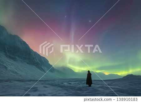 沉浸於宇宙的奇蹟之中。一位孤獨的旅行者置身於夢幻般的北極光之中。 138910183