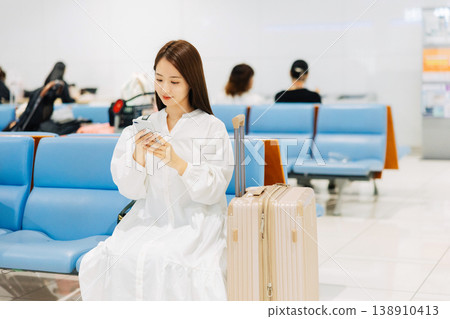 A woman relaxing in the airport lobby before departure. (Photo courtesy of Kansai International Airport (KIX)) A woman relaxing in the airport lobby before departure. (Photo courtesy of Kansai International Airport (KIX)) 138910413
