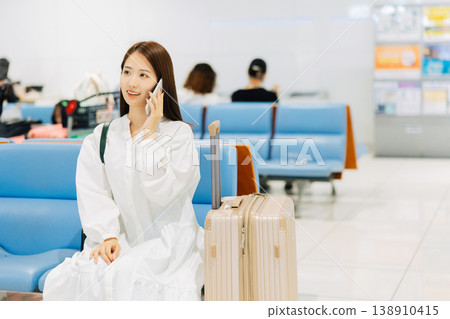 一位女士在機場大廳休息，準備登機。 （圖片由關西國際機場（KIX）提供） 138910415