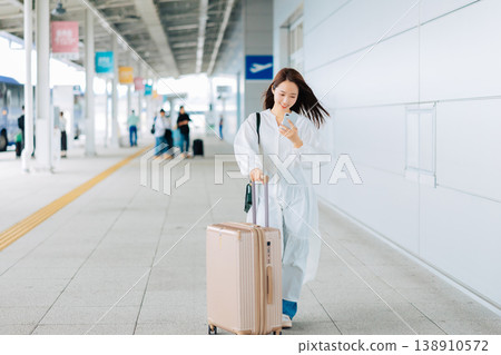 一名女子在機場查看智慧型手機。 （照片由關西國際機場（KIX）提供） 138910572