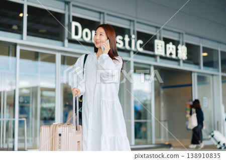 一名女子在機場打電話。 “關西國際機場（KIX）提供拍攝協助” 138910835