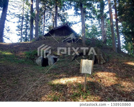 The entrance to the stone chamber in the burial mound 138910860