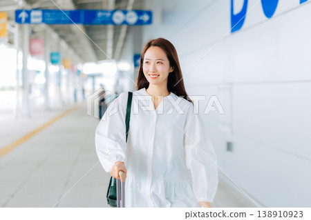 一位女旅客正在機場內散步。照片由關西國際機場（KIX）提供。 138910923