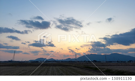 新潟縣鄉村景色:黃昏時的天空和山脈的輪廓。 新潟縣鄉村景色:黃昏時的天空和山脈的輪廓。 138911130
