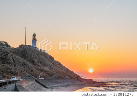 A white lighthouse in Omaezaki City and a sunrise scene (Shizuoka Prefecture) 138911273