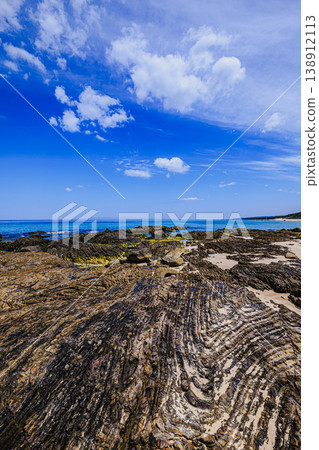 The rocky shore of Kumano Beach on Tanegashima Island, where natural formations are beautiful. 138912113
