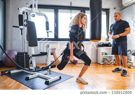 Dynamic resistance training workout session 138912800