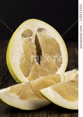 large citrus fruit cut into several pieces with juicy sweet flesh, citrus grandis large citrus fruit cut into several pieces with juicy sweet flesh, citrus grandis 138913502