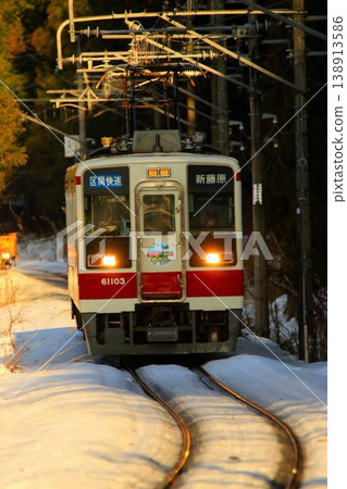 在仲見溫泉站,一個冬末時節地面上仍有積雪的溫泉車站…6050系列車 在仲見溫泉站,一個冬末時節地面上仍有積雪的溫泉車站…6050系列車 138913586