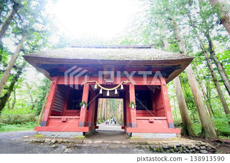 通往神聖的戶隱山的參道約2公里，繼續筆直前行……戶隱神社、奧社[隨神門] 138913590
