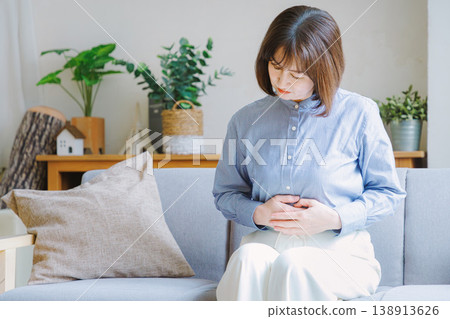 中年婦女胃痛 138913626