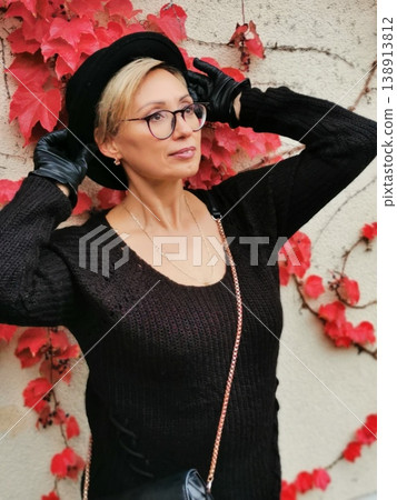 Autumn portrait: stylish lady near the wall with red ivy Autumn portrait: stylish lady near the wall with red ivy 138913812