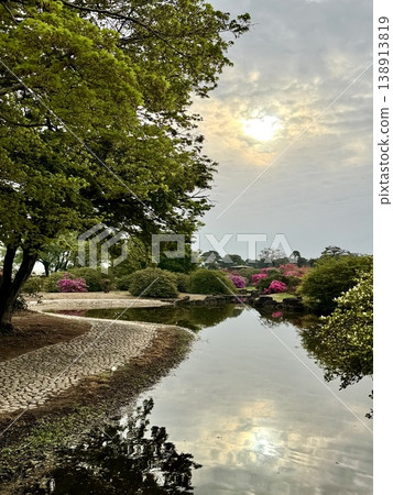 風景名勝筒袂丘公園美麗的水邊景色和杜鵑花。 風景名勝筒袂丘公園美麗的水邊景色和杜鵑花。 138913819