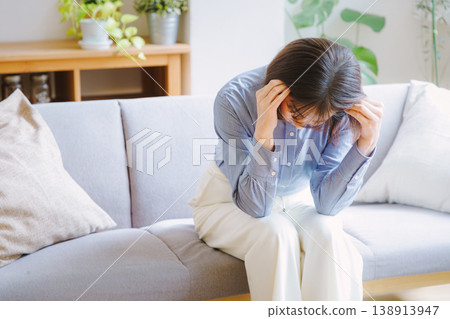 中年婦女面臨嚴重問題 中年婦女面臨嚴重問題 138913947