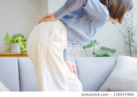 患有背痛的中年婦女 138914466