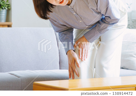 Middle woman with a sore knee Middle woman with a sore knee 138914472