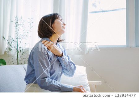 中年女性肩部僵硬 中年女性肩部僵硬 138914477