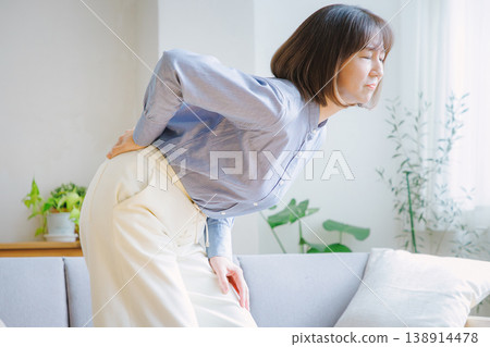 患有背痛的中年婦女 患有背痛的中年婦女 138914478