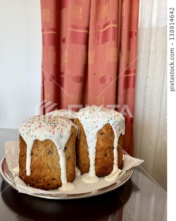 Easter cakes with white icing and sprinkles. A traditional homemade Easter pastry. Easter cakes with white icing and sprinkles. A traditional homemade Easter pastry. 138914642